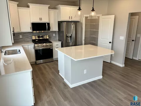 2001 N Valley View Rd, Sioux Falls, SD 57107 photo 5