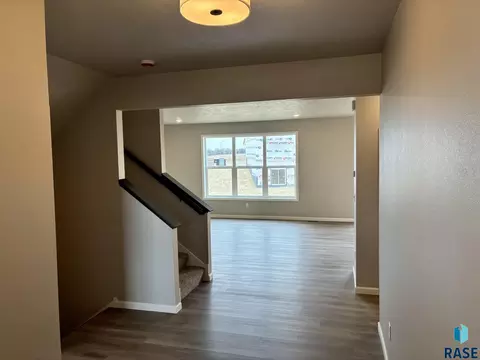 2001 N Valley View Rd, Sioux Falls, SD 57107 photo 2