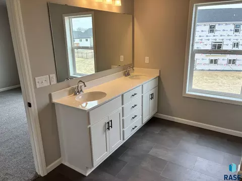 2001 N Valley View Rd, Sioux Falls, SD 57107 photo 17