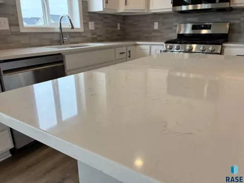 2001 N Valley View Rd, Sioux Falls, SD 57107 photo 6