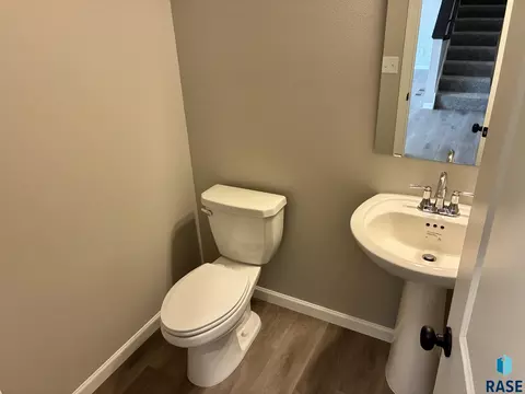 2001 N Valley View Rd, Sioux Falls, SD 57107 photo 9