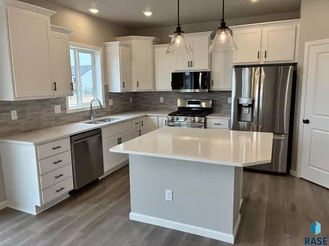2001 N Valley View Rd, Sioux Falls, SD 57107 photo 4