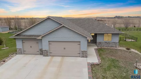 26164 Reed Ct, Canistota, SD 57012