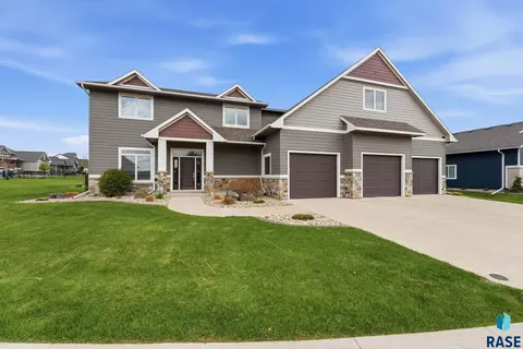 912 S Torrey Pine Ln, Sioux Falls, SD 57110