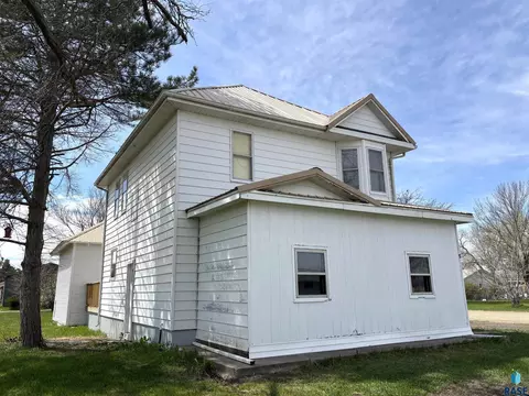 Exterior - 800 E 3rd St, Miller, SD 57362 photo 8 of 15