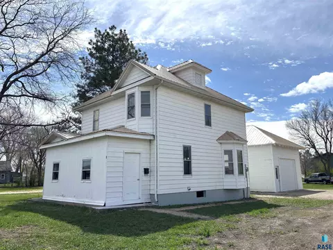 Exterior - 800 E 3rd St, Miller, SD 57362 photo 6 of 15