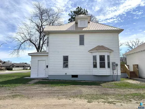 Exterior - 800 E 3rd St, Miller, SD 57362 photo 5 of 15
