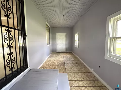 Exterior - 800 E 3rd St, Miller, SD 57362 photo 3 of 15