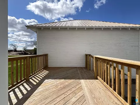 Exterior - 800 E 3rd St, Miller, SD 57362 photo 14 of 15