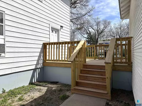 Exterior - 800 E 3rd St, Miller, SD 57362 photo 12 of 15