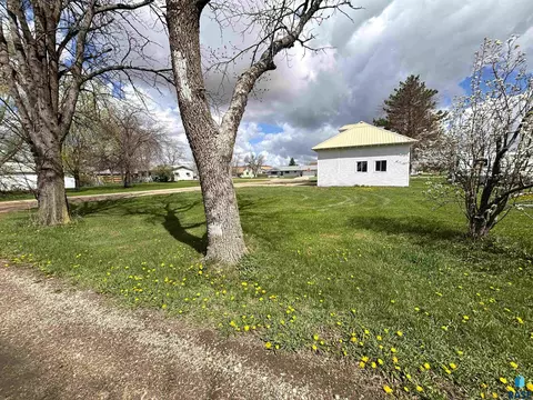 Exterior - 800 E 3rd St, Miller, SD 57362 photo 10 of 15