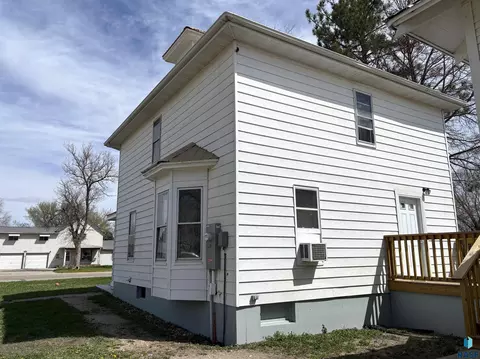 Exterior - 800 E 3rd St, Miller, SD 57362 photo 11 of 15