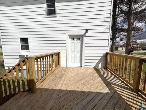 Exterior - 800 E 3rd St, Miller, SD 57362 photo 13 of 15