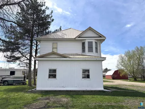 Exterior - 800 E 3rd St, Miller, SD 57362 photo 7 of 15