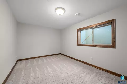 Bedroom - 4900 E Cattail Dr, Sioux Falls, SD 57110 photo 8 of 9
