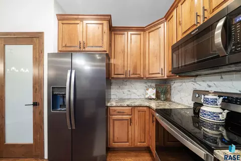 Kitchen - 4900 E Cattail Dr, Sioux Falls, SD 57110 photo 2 of 3