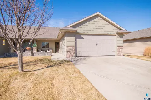 5413 S Westwind Ave, Sioux Falls, SD 57108