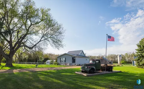 44722 262nd St, Canistota, SD 57012