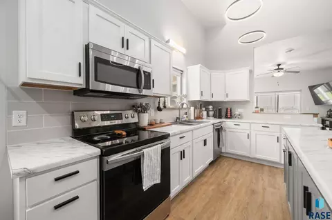 Kitchen - 7210 E 45th St, Sioux Falls, SD 57110 photo 3 of 3
