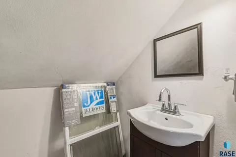 Bath - 307 North St, Viborg, SD 57070 photo 3 of 3