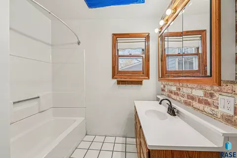 Bath - 307 North St, Viborg, SD 57070 photo 2 of 3