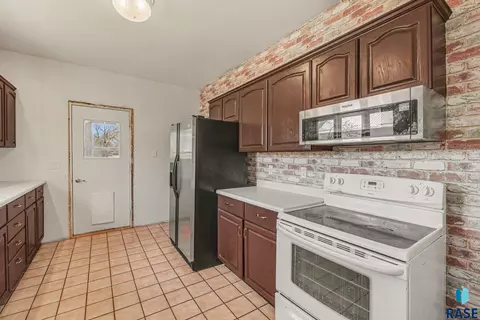 Kitchen - 307 North St, Viborg, SD 57070 photo 2 of 3