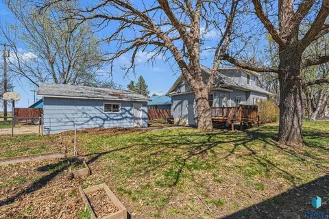 Exterior - 307 North St, Viborg, SD 57070 photo 2 of 3