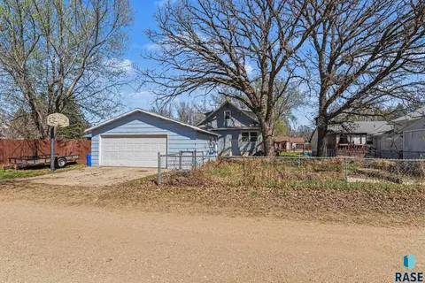 Exterior - 307 North St, Viborg, SD 57070 photo 3 of 3