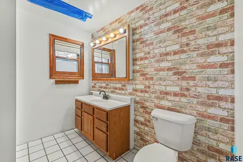 Bath - 307 North St, Viborg, SD 57070 photo 1 of 3