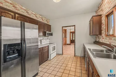 Kitchen - 307 North St, Viborg, SD 57070 photo 3 of 3