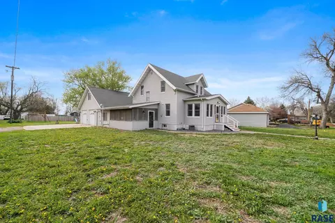 741 N 5th Ave, Canistota, SD 57012