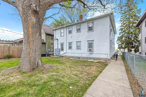 Exterior - 213 S Spring Ave, Sioux Falls, SD 57104 photo 5 of 6