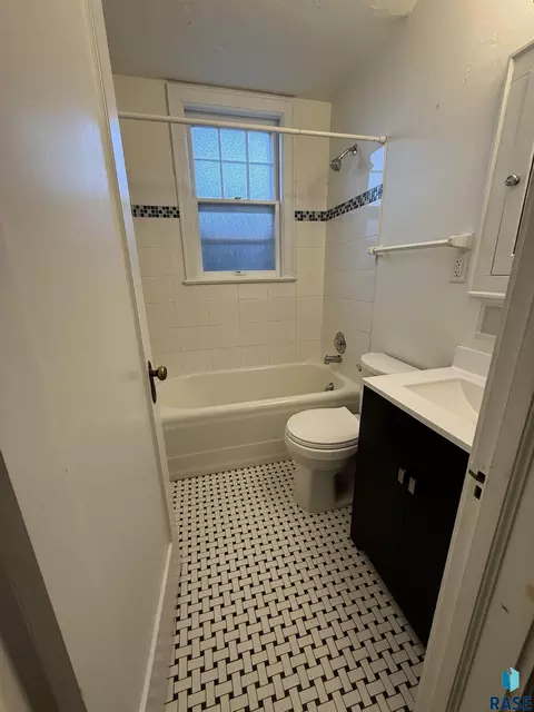 Bath - 213 S Spring Ave, Sioux Falls, SD 57104 photo 1 of 2