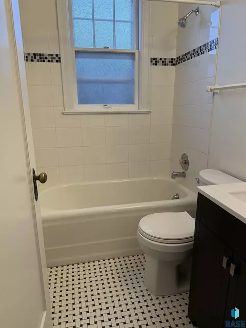 Bath - 213 S Spring Ave, Sioux Falls, SD 57104 photo 2 of 2