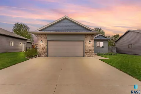 5205 S Sirocco Ave, Sioux Falls, SD 57108