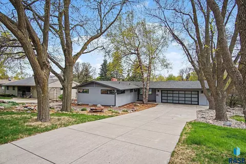 1916 S Austin Dr, Sioux Falls, SD 57105
