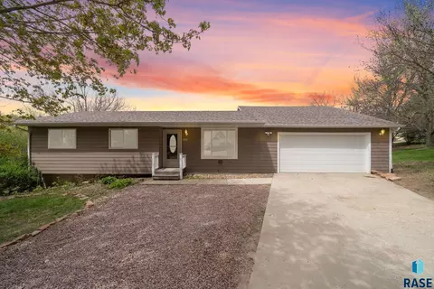 102 Richards Cir, Baltic, SD 57003