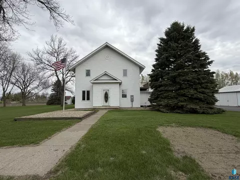 312 W Luverne St, Magnolia, MN 56158
