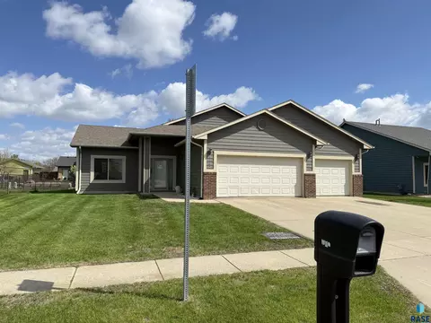 1102 E Perry Ln, Harrisburg, SD 57032