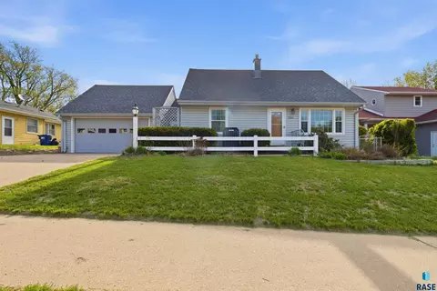 2004 S Sherman Ave, Sioux Falls, SD 57105