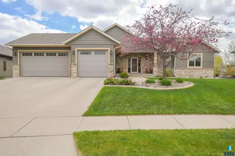 8117 S Grass Creek Dr, Sioux Falls, SD 57108
