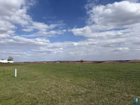 5609 E Chandler Dr, Sioux Falls, SD 57110