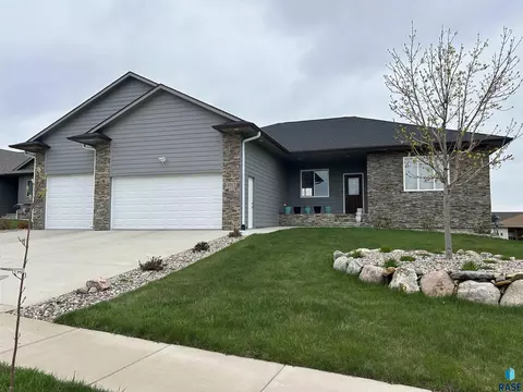 Exterior - 1013 N Danielle Dr, Sioux Falls, SD 57103 photo 1 of 5