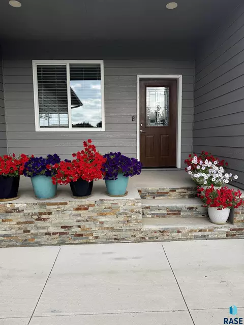 Exterior - 1013 N Danielle Dr, Sioux Falls, SD 57103 photo 2 of 5