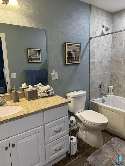 Bath - 1013 N Danielle Dr, Sioux Falls, SD 57103 photo 2 of 7