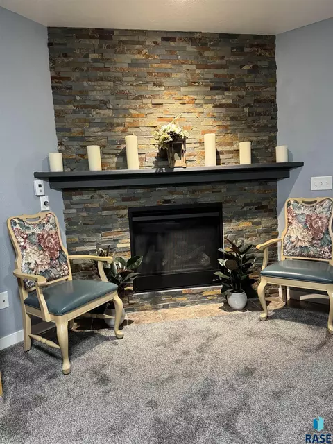 Living - 1013 N Danielle Dr, Sioux Falls, SD 57103 photo 5 of 8