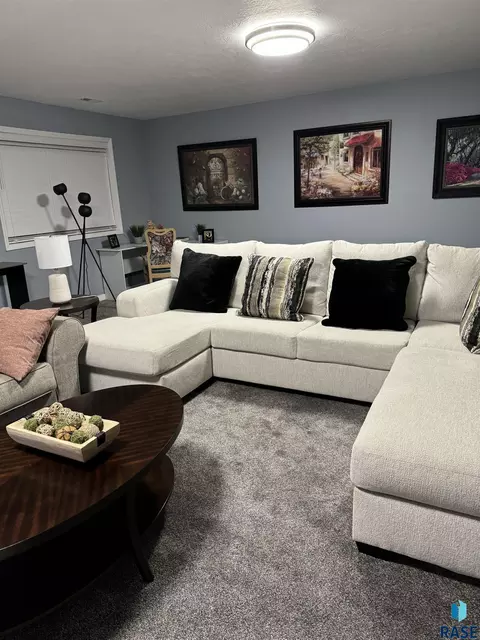Living - 1013 N Danielle Dr, Sioux Falls, SD 57103 photo 6 of 8
