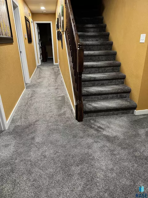 Entry Way - 1013 N Danielle Dr, Sioux Falls, SD 57103 photo 2 of 3
