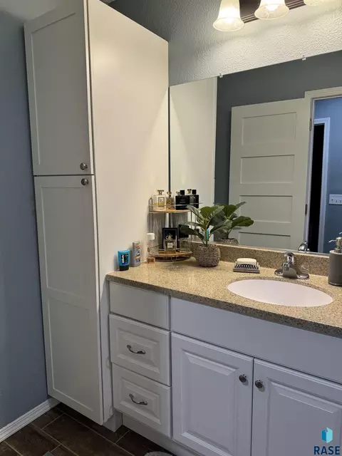 Bath - 1013 N Danielle Dr, Sioux Falls, SD 57103 photo 3 of 7