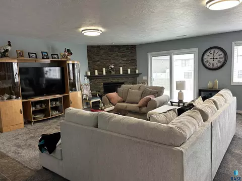 Living - 1013 N Danielle Dr, Sioux Falls, SD 57103 photo 4 of 8